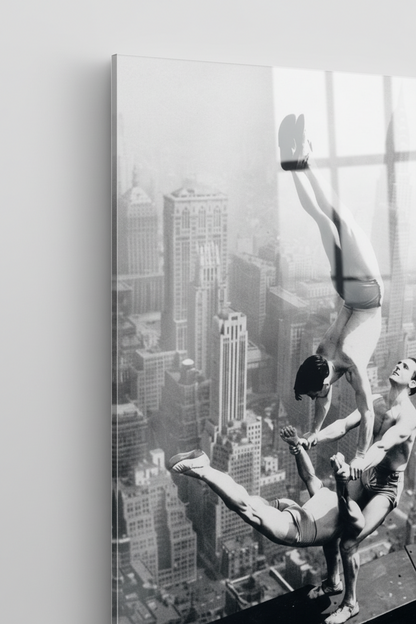 Acrobats at the Empire State Building - cm 50x70 - Pannello Acrilico