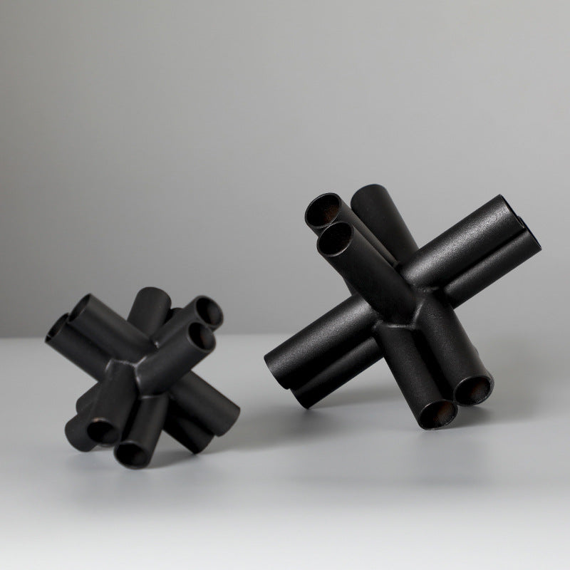 Scultura croce nera con tubi