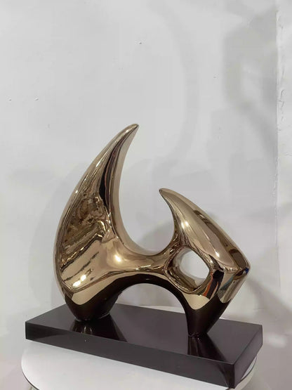 Scultura bicolore su piedistallo nero