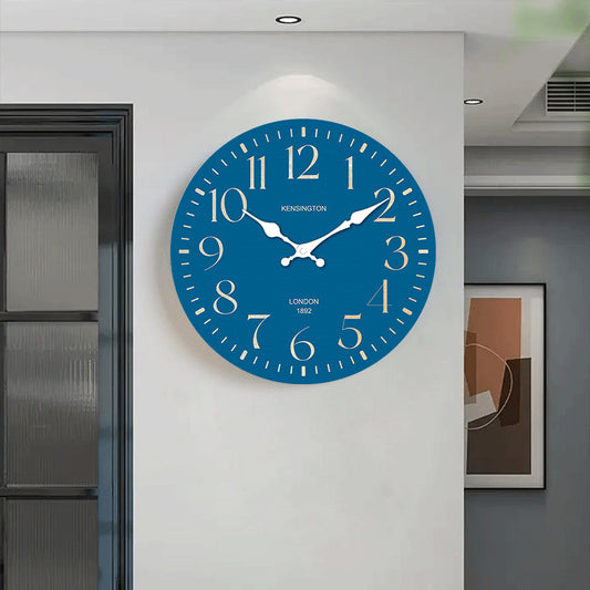 Orologio rotondo beige paesaggio boschivo