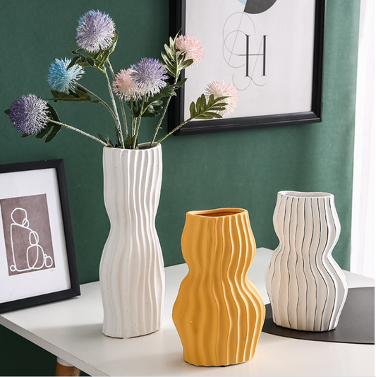 Vaso giallo a scanalature ondulate