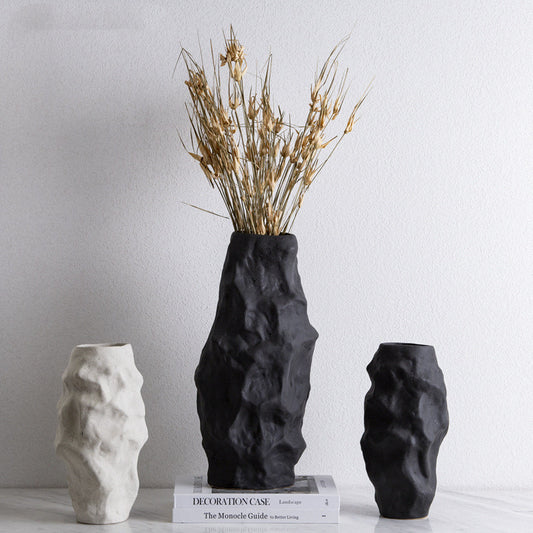 Vaso nero con superficie irregolare