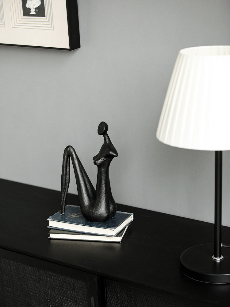 Scultura figura nera astratta lucida