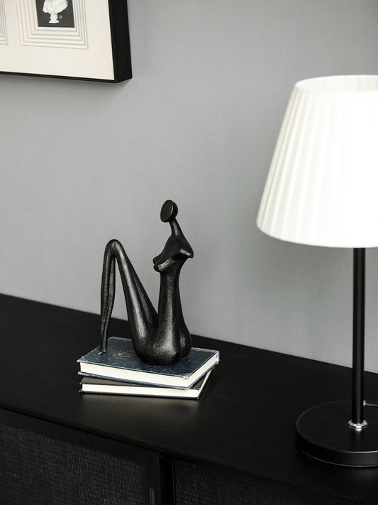 Scultura figura nera astratta lucida