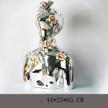 Scultura bianca figura con braccia verticali