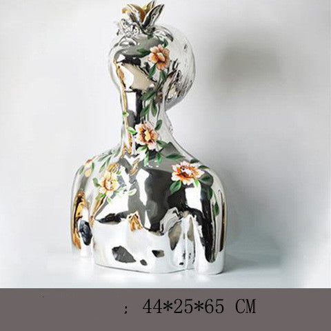Scultura bianca figura con braccia verticali