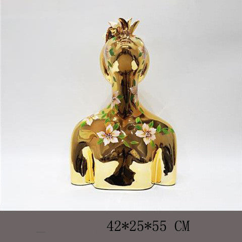 Scultura bianca figura con braccia verticali