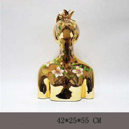 Scultura bianca figura con braccia verticali