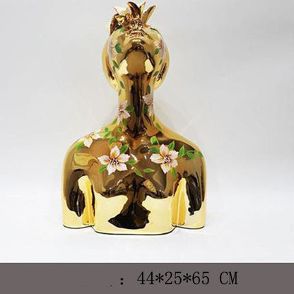 Scultura bianca figura con braccia verticali