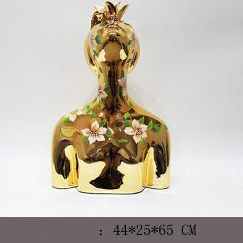 Scultura bianca figura con braccia verticali