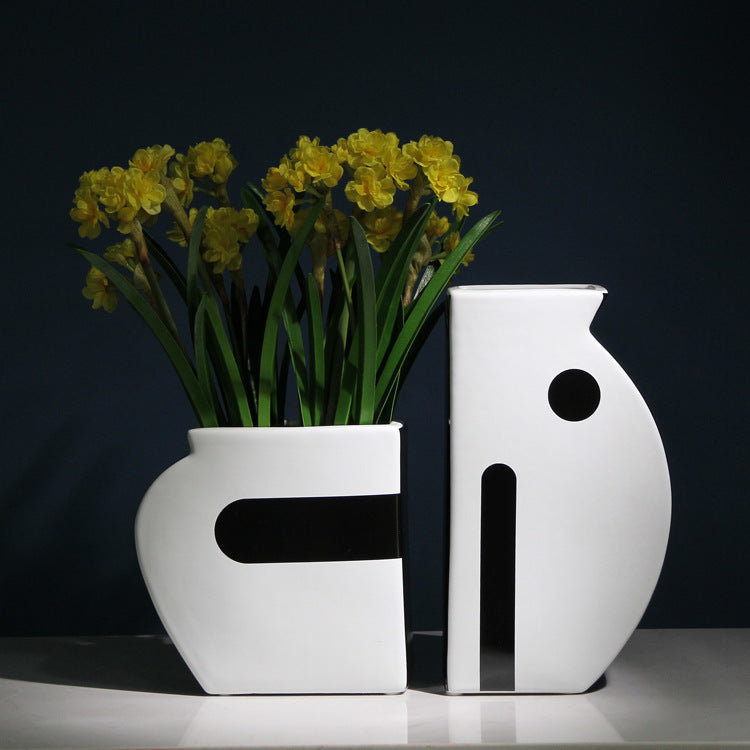 Ornamento in ceramica con fiori