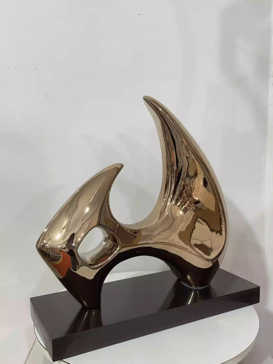 Scultura bicolore su piedistallo nero
