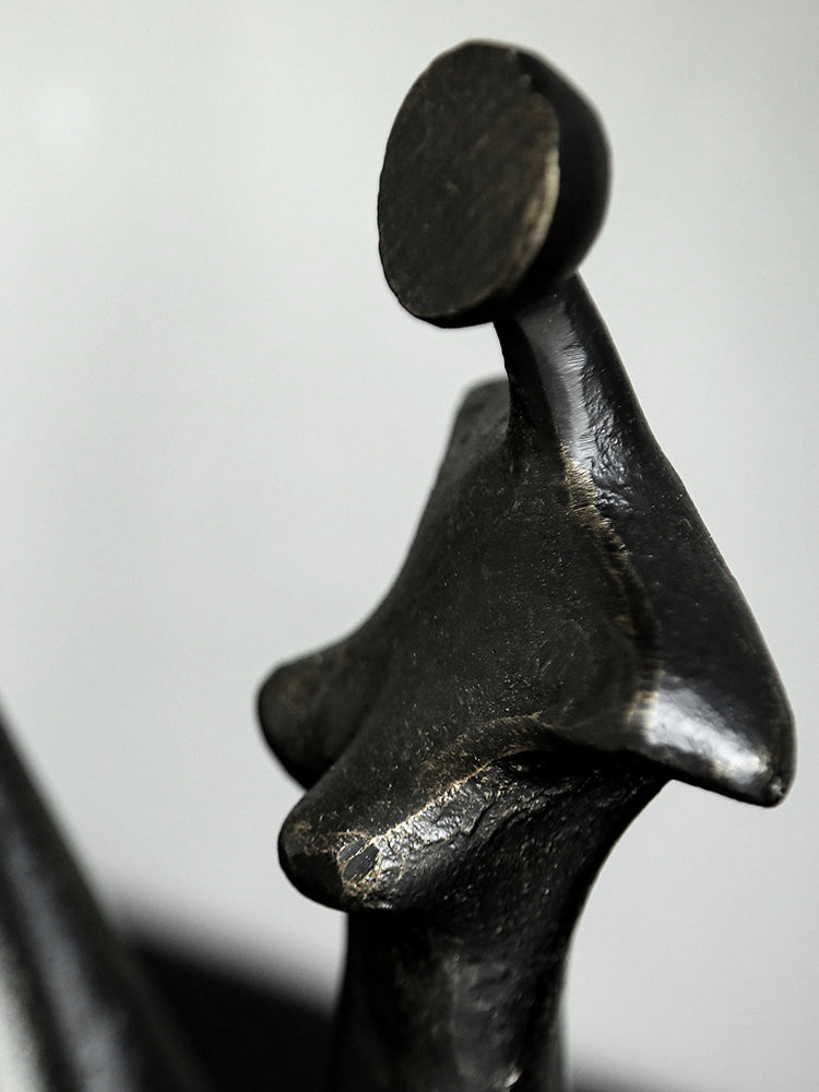 Scultura figura nera astratta lucida
