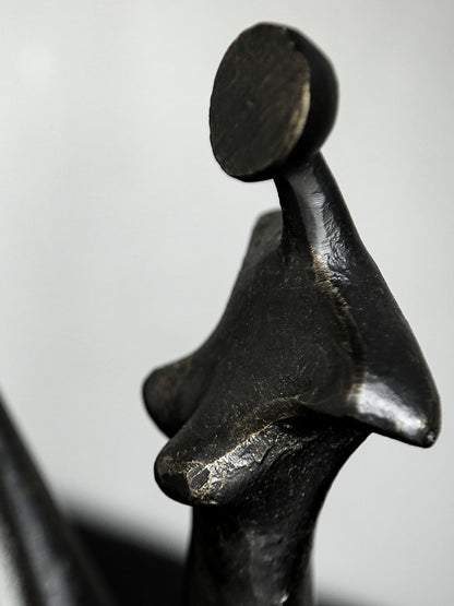 Scultura figura nera astratta lucida