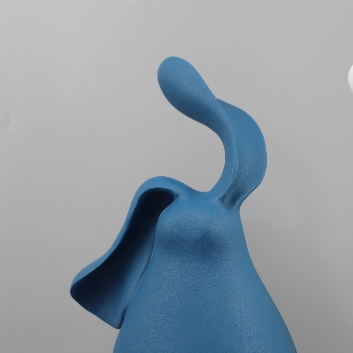 Sculture conigli marrone bianco blu