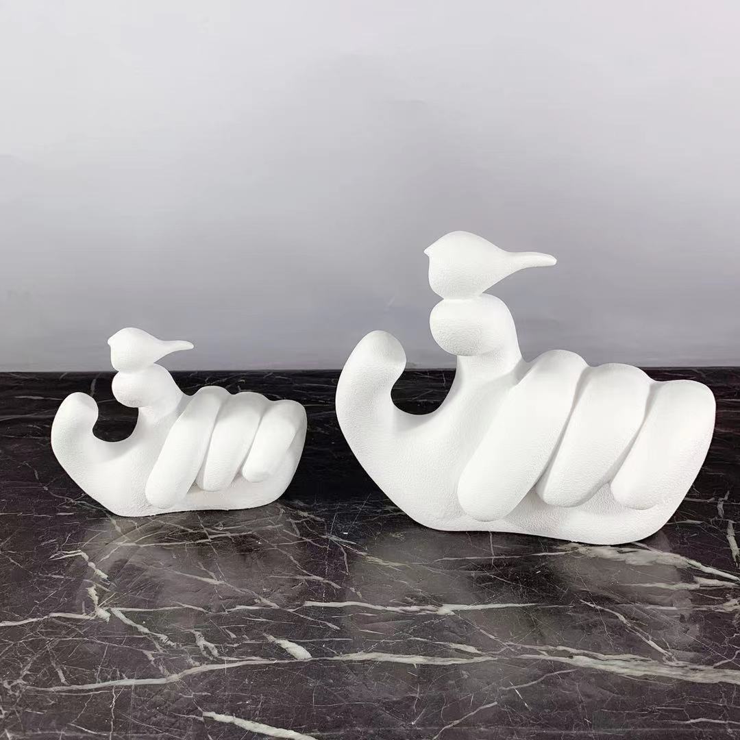 Scultura mano uccello