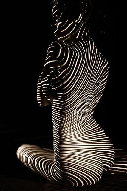 Pannello nero linee ondulate dorate